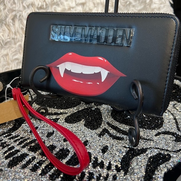 🖤👄🧛♀️NWT-STEVE MADDEN VAMPIRE LIP ZIP WALLET/ WRISTLET🖤🧛♀️👄 - Picture 5 of 8